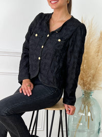 Chemise noire avec boutons dorés femme Chemise courte Col rond Manches longues Boutonnée sur le devant Détail tressé aux manches et le long des boutons Détails en relief fils noirs 2 poches sur la poitrine Doublée Couleur : noir Composition : 100% Polyester, Doublure : 100% Polyester Made in P.R.C