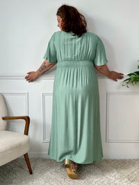 Robe longue vert d'eau grande taille femme – Élégante et confortable, cette robe à manches courtes et col V met en valeur la silhouette. Sa taille élastique au dos offre un ajustement parfait. Parfaite pour l’été, cette robe fluide en couleur vert d’eau est idéale pour allier style et confort en grande taille.