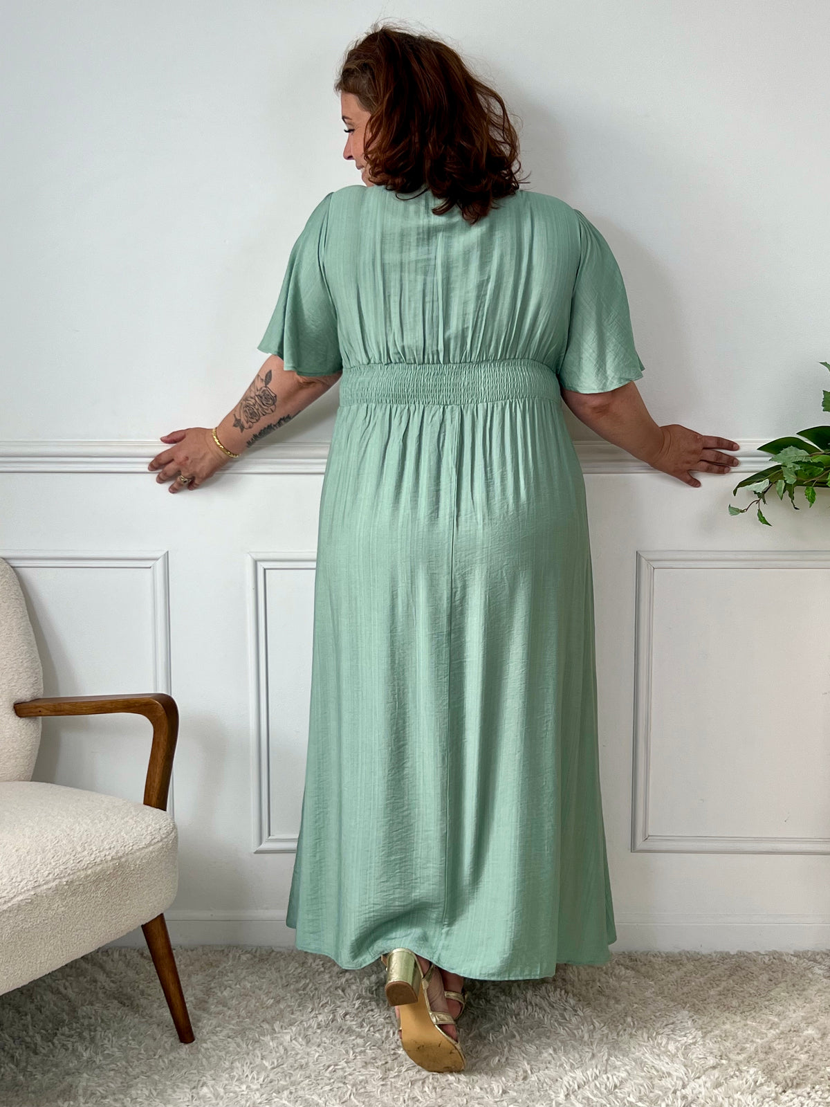 Robe longue vert d'eau grande taille femme – Élégante et confortable, cette robe à manches courtes et col V met en valeur la silhouette. Sa taille élastique au dos offre un ajustement parfait. Parfaite pour l’été, cette robe fluide en couleur vert d’eau est idéale pour allier style et confort en grande taille.