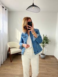 Light blue denim jacket: Syrine