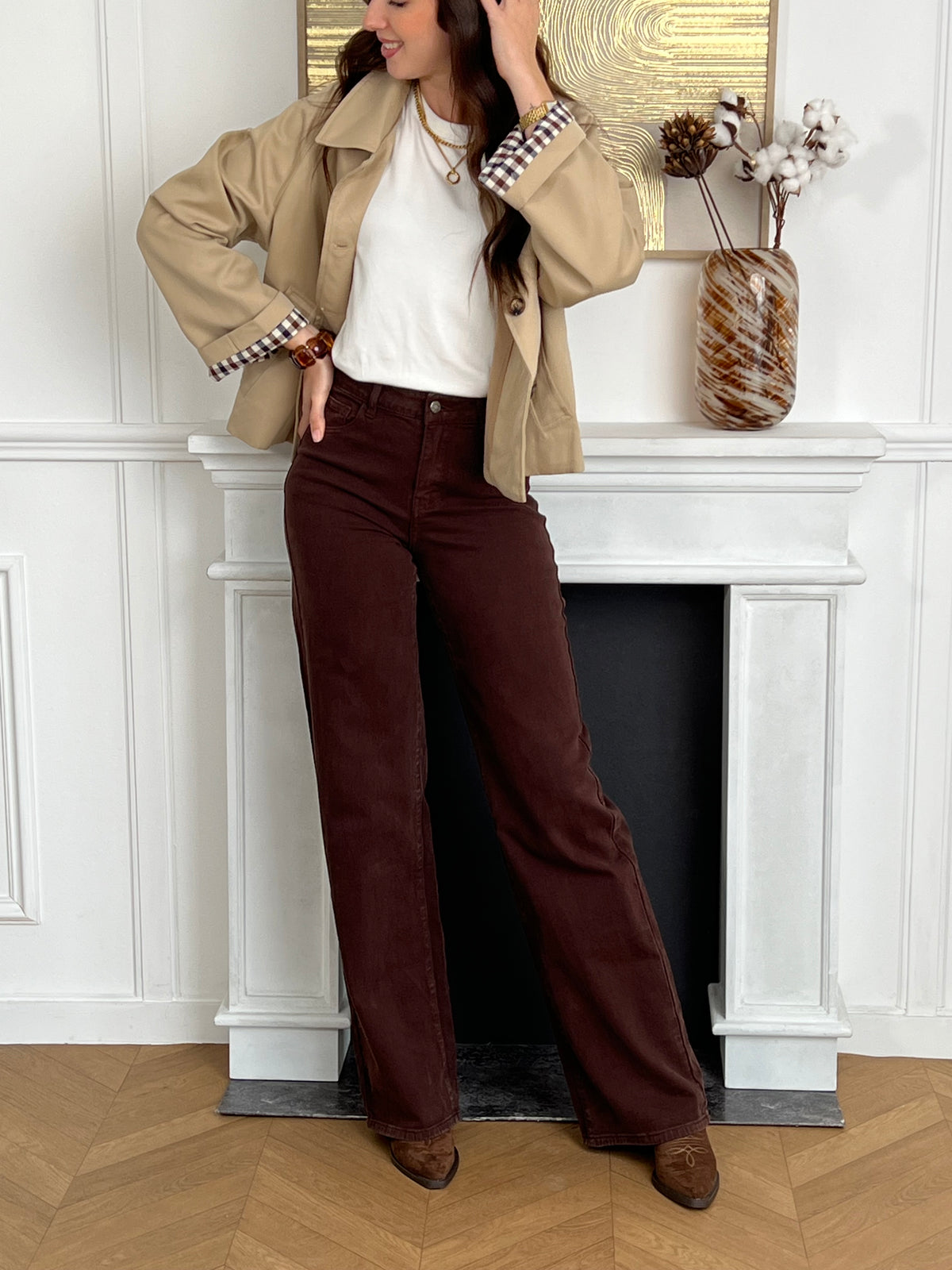 Le jean qui allonge la silhouette.
Avec sa coupe tall et sa teinte marron élégante, il s’adapte à toutes tes envies, casual ou chic.