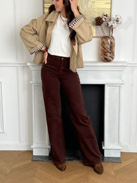 Le jean qui allonge la silhouette.
Avec sa coupe tall et sa teinte marron élégante, il s’adapte à toutes tes envies, casual ou chic.