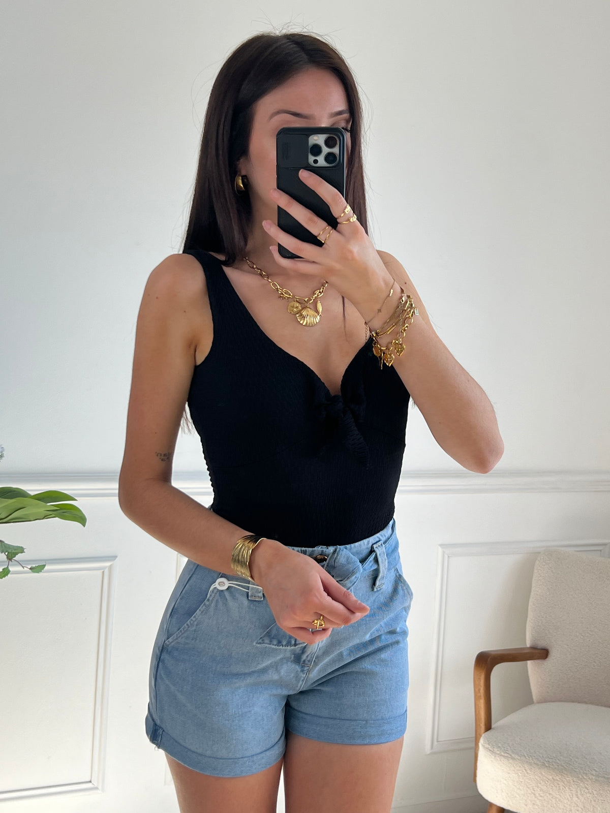 Ce Short en Jean Soline pour femme est parfait pour les journées ensoleillées. Avec sa ceinture amovible, vous pouvez créer différents looks. Pratique avec ses 2 poches et son zip, il possède également une poche factice et des ourlets sur le bas pour une touche de style. Disponible en bleu clair.