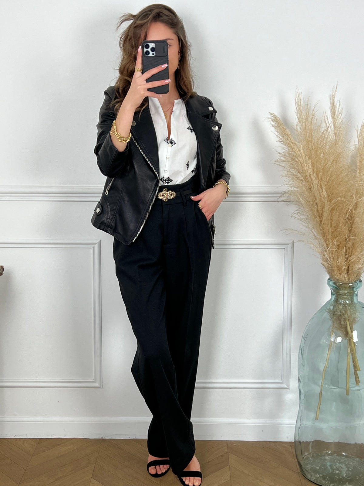Offrez-vous un look élégant avec la chemise Kea en coton écrue et noire pour femme. Avec son col V et ses motifs subtils, elle est idéale pour toutes les occasions. Légèrement transparente, elle est boutonnée sur la longueur et aux poignets avec un détail broderie noire.