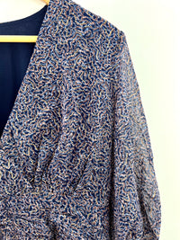 Plongez dans l'élégance avec cette robe bleue ornée de motifs marron et doré. Sa combinaison de couleurs vibrantes et de motifs subtils crée un équilibre parfait entre audace et sophistication. Parfaite pour illuminer vos journées et enchanter vos soirées.