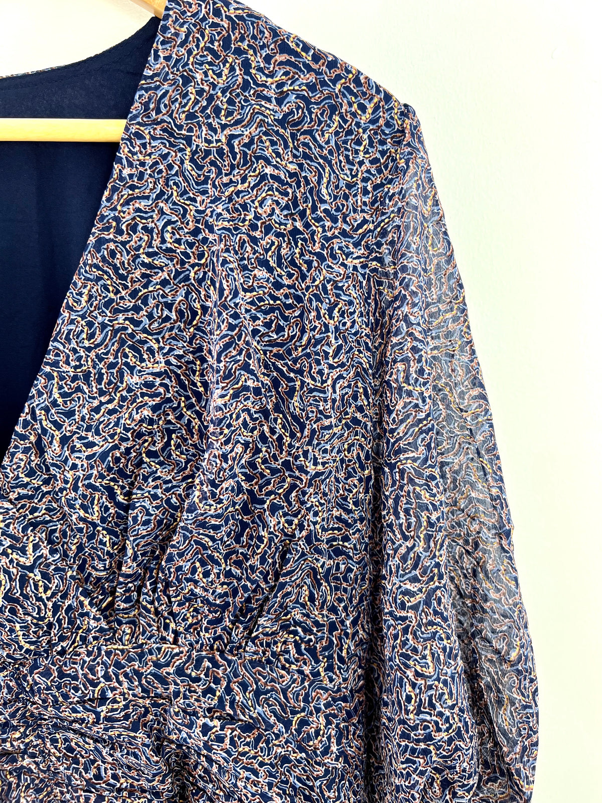 Plongez dans l'élégance avec cette robe bleue ornée de motifs marron et doré. Sa combinaison de couleurs vibrantes et de motifs subtils crée un équilibre parfait entre audace et sophistication. Parfaite pour illuminer vos journées et enchanter vos soirées.