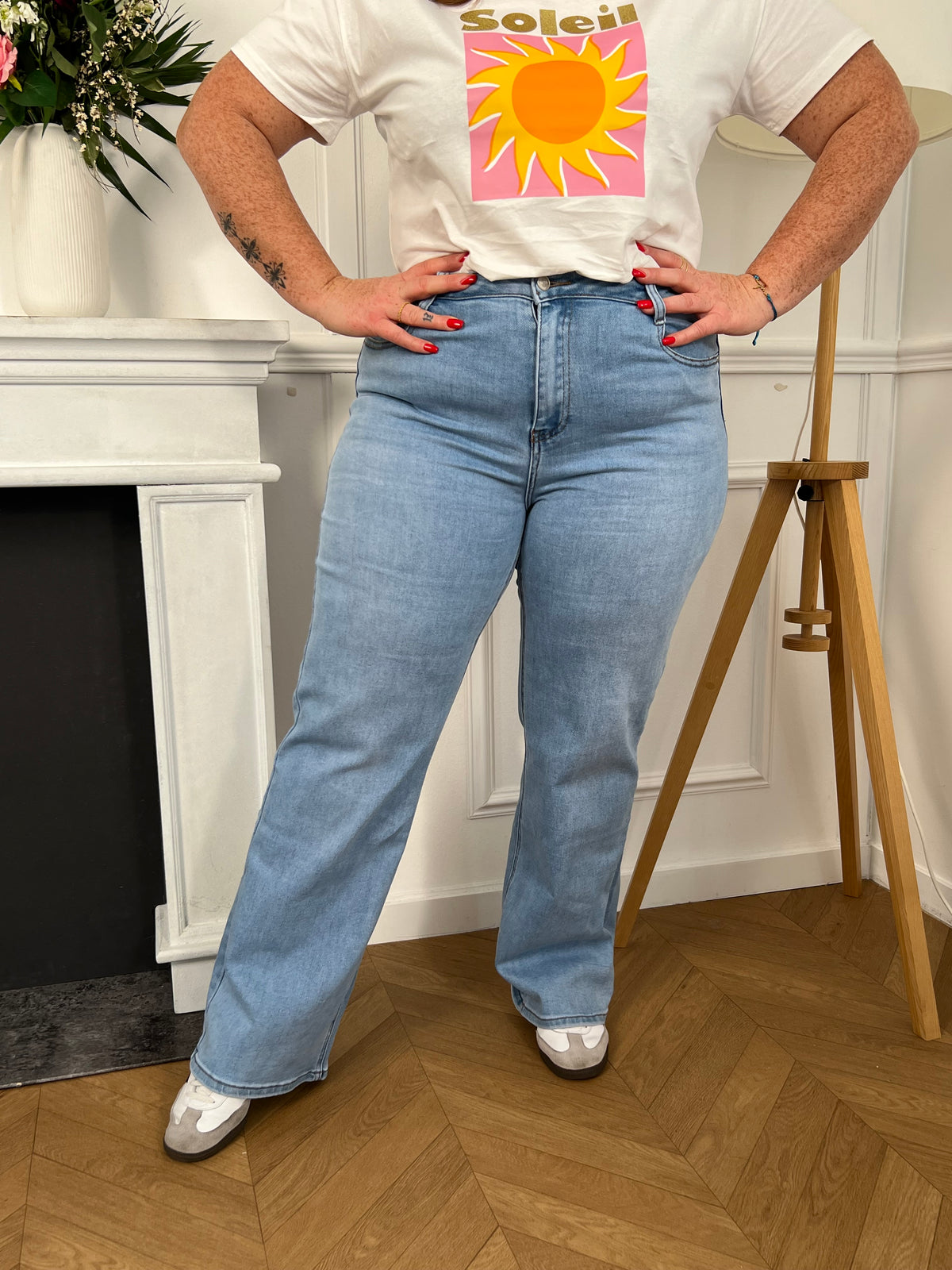 Découvrez notre jean Gaspard Curve bleu clair grande taille pour femme ! La taille haute et les deux poches vous garantissent confort et praticité. Avec sa fermeture éclair et sa couleur bleu clair, ce jean vous assure un style tendance et raffiné.