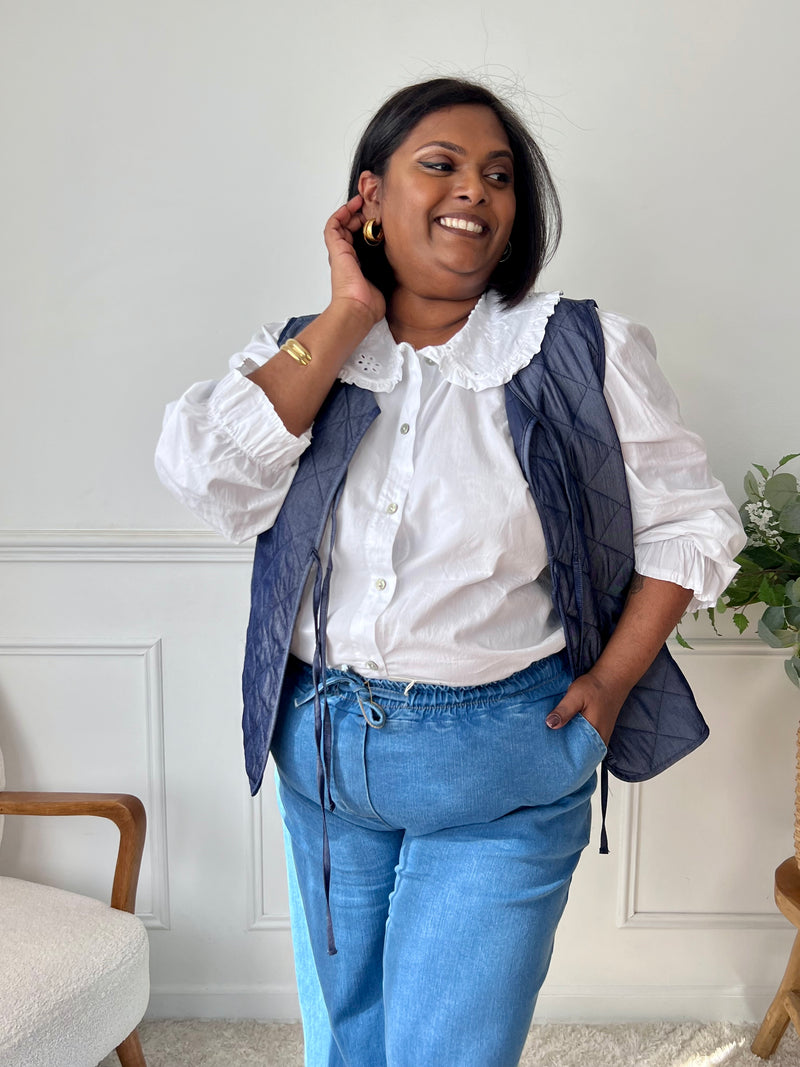 La veste bleue Isaure est un choix idéal pour ajouter une touche de style à votre garde-robe. Avec son lien de serrage sur le devant et son effet texturé, cette veste sans manches allie confort et élégance.&nbsp;