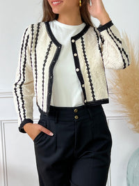 Gilet court en macramé noir et écru Manches longues Col rond Boutons sur la longueur Couleurs : écru et noir Composition : 100% Coton Made in P.R.C