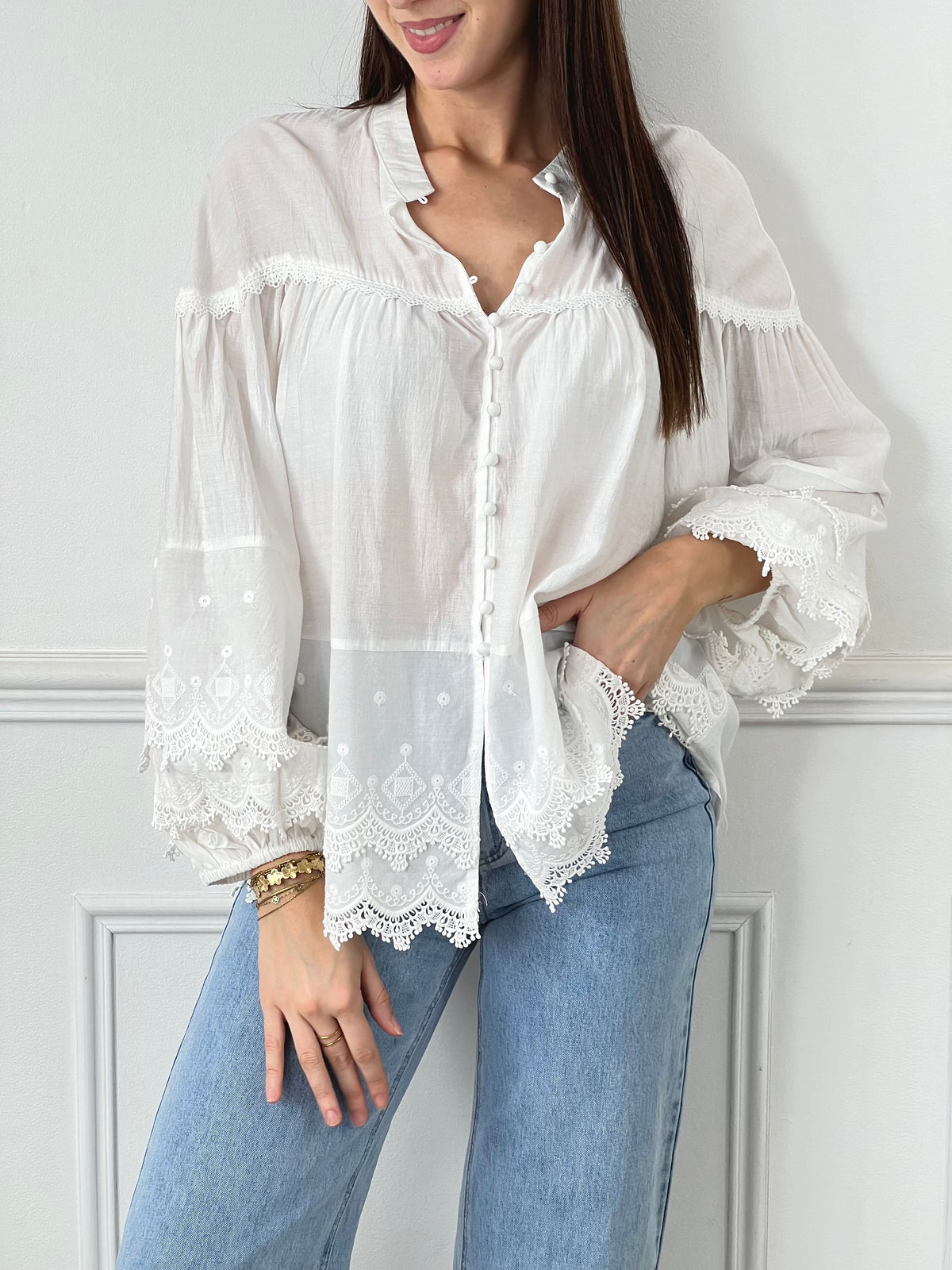 Cette blouse écrue Auriola apporte une touche de sophistication à votre garde-robe avec son élégante broderie et son col rond. Les manches longues et les poignets élastiques offrent un confort incomparable, tandis que les boutons sur le devant ajoutent une touche de style.