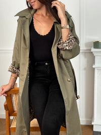 Ajoutez une touche de féminité et de style à votre garde-robe avec notre trench Marlyne en kaki. Doté d'une ceinture amovible à la taille et aux manches pour une silhouette flatteuse. Parfait pour toutes les occasions, ce trench est fendu à l'arrière pour un look à la fois chic et pratique.