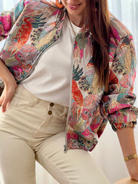 Un tee-shirt blanc intemporel, d'une simplicité élégante et polyvalente, idéal pour compléter n'importe quelle tenue avec style et décontraction. Sa couleur neutre s'harmonise parfaitement avec une variété de looks.