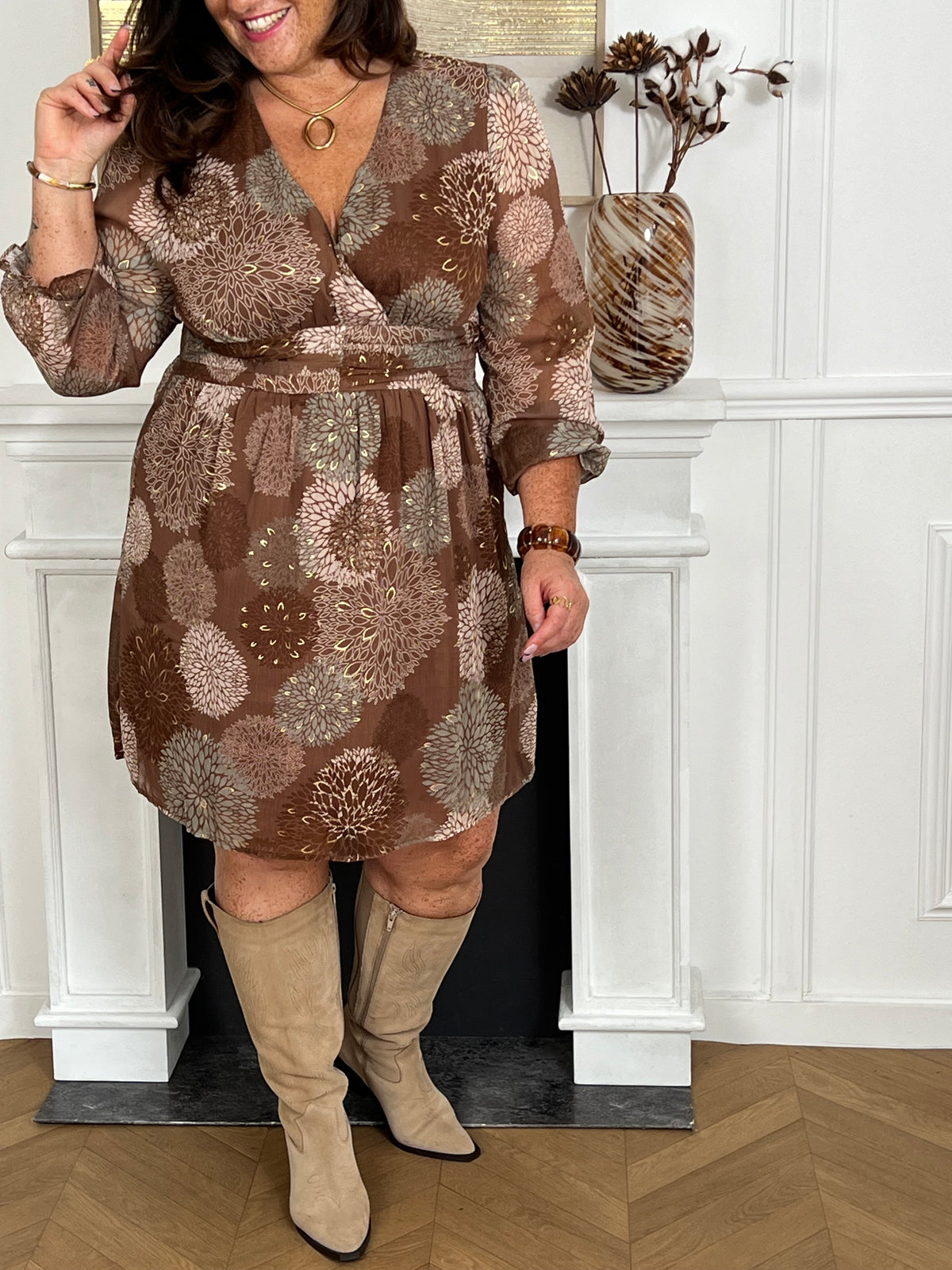 Robe courte à motifs avec manches longues et col en V. Élastiques au dos et aux poignets pour un confort optimal. Doublée sauf aux manches. Couleurs chaudes marron, doré et kaki pour un style élégant et facile à porter.