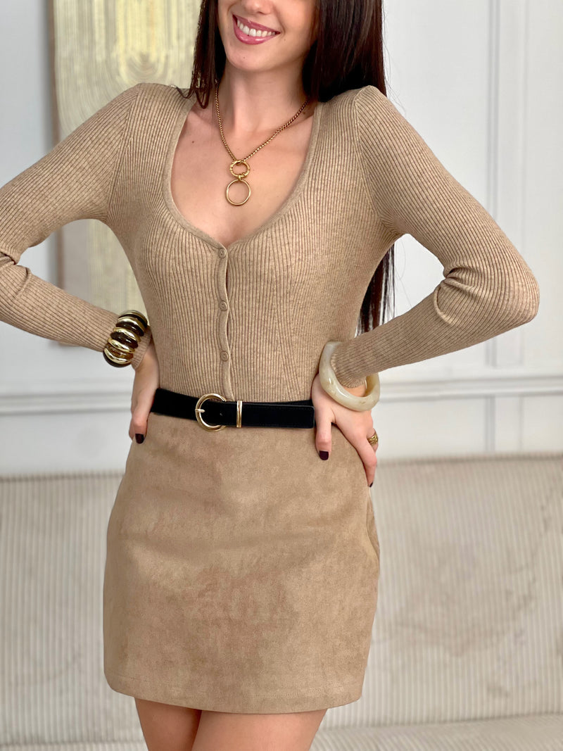 Confortable et élégant, ce gilet stretch taupe à manches longues épouse délicatement la silhouette. Une pièce douce et polyvalente, parfaite pour un look chic et décontracté au quotidien.