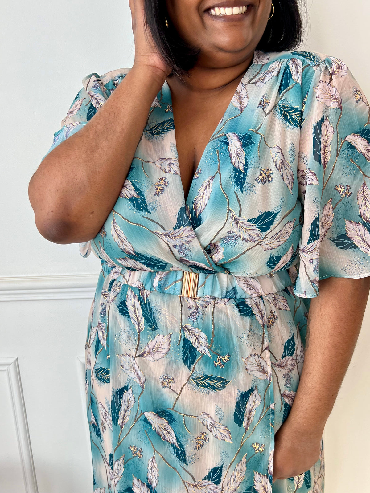 La robe Pia est parfaite pour un style décontracté et confortable. Avec ses manches courtes et son col cache coeur, elle est à la fois élégante et pratique.&nbsp;