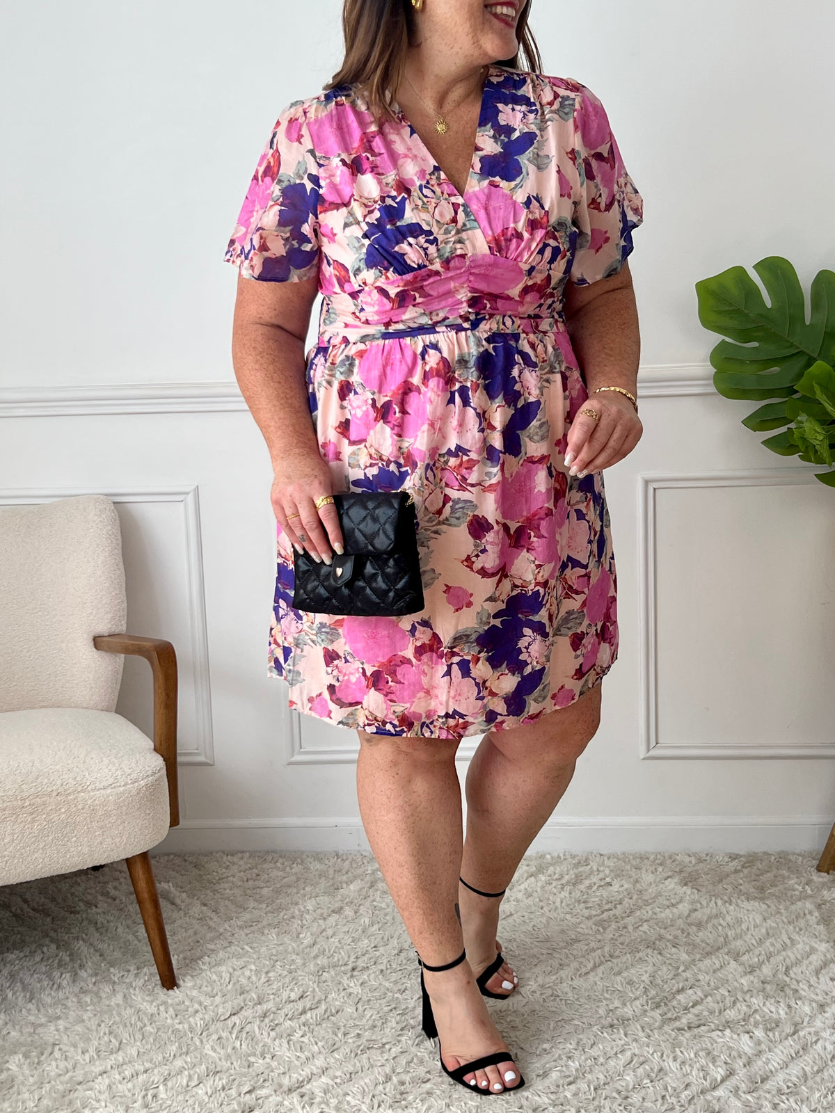 Féminine et pleine de peps, cette robe courte violette à motifs est cintrée à la taille pour sublimer la silhouette. Sa coupe élégante et son imprimé vibrant en font une pièce idéale pour apporter couleur et fraîcheur à votre look.