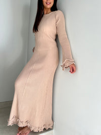 La robe longue beige Esther est un mariage parfait de chic et de confort. Avec ses manches longues et son col rond, elle assure une élégance intemporelle. Mais le dos nu avec lacets croisés et les volants aux manches et au bas de la robe ajoutent une touche ludique et originale. Soyez prête à faire tourner les têtes avec cette robe unique !