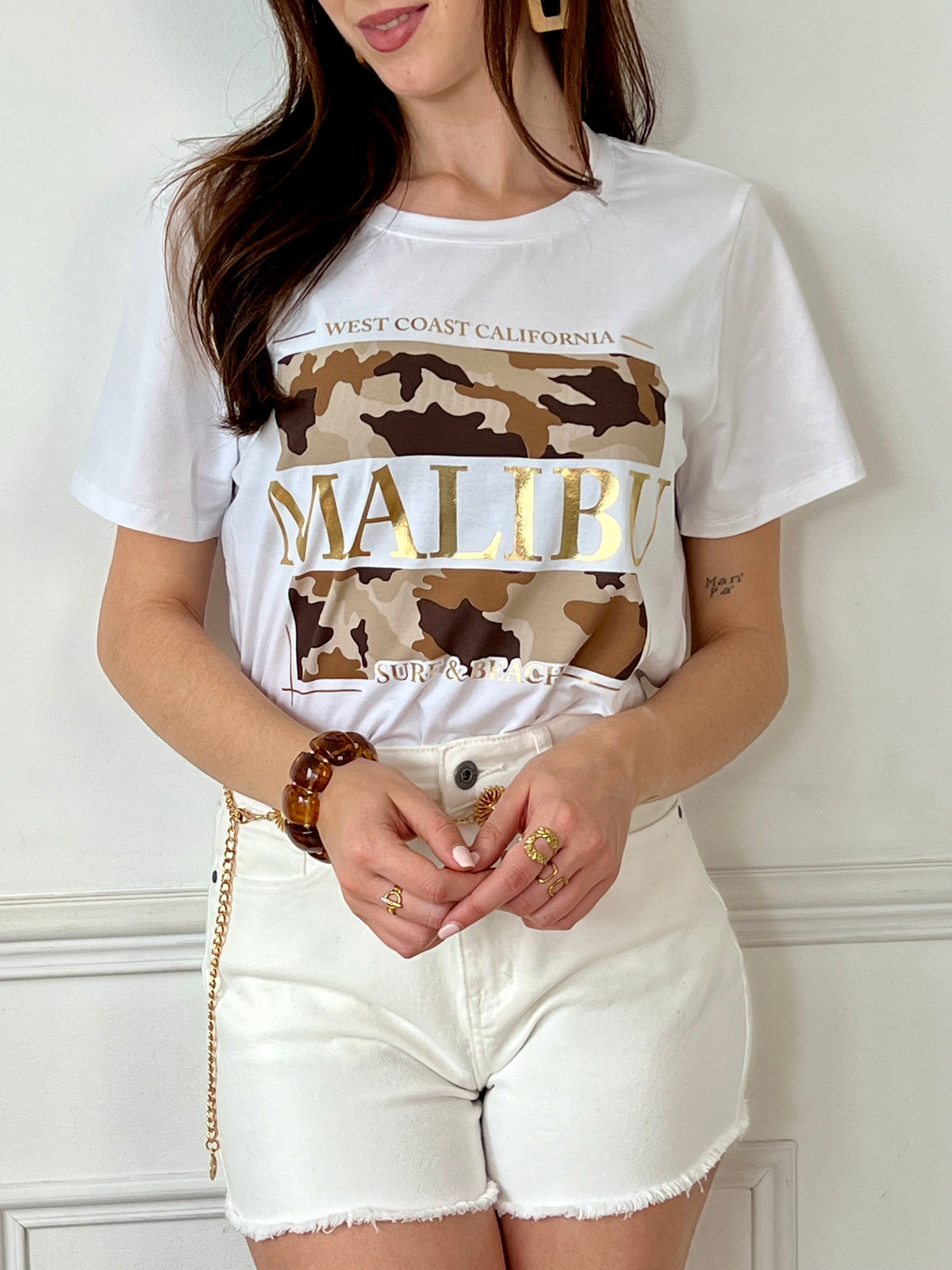 Allure casual et détails tendance pour ce short écru à l'effet effiloché. Sa coupe décontractée et sa finition frangée apportent une touche cool et estivale, parfaite pour des looks simples mais stylés au quotidien.