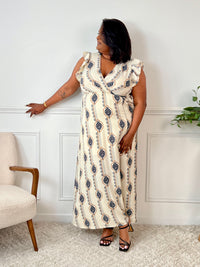 Découvrez la robe longue Aloisa, conçue pour sublimer toutes les silhouettes. Sa taille élastique assure un confort optimal tandis que les volants aux épaules apportent une touche féminine et élégante. Le lien de serrage au dos permet un ajustement personnalisé, et l’ouverture sur le devant ajoute une note de légèreté et de modernité.