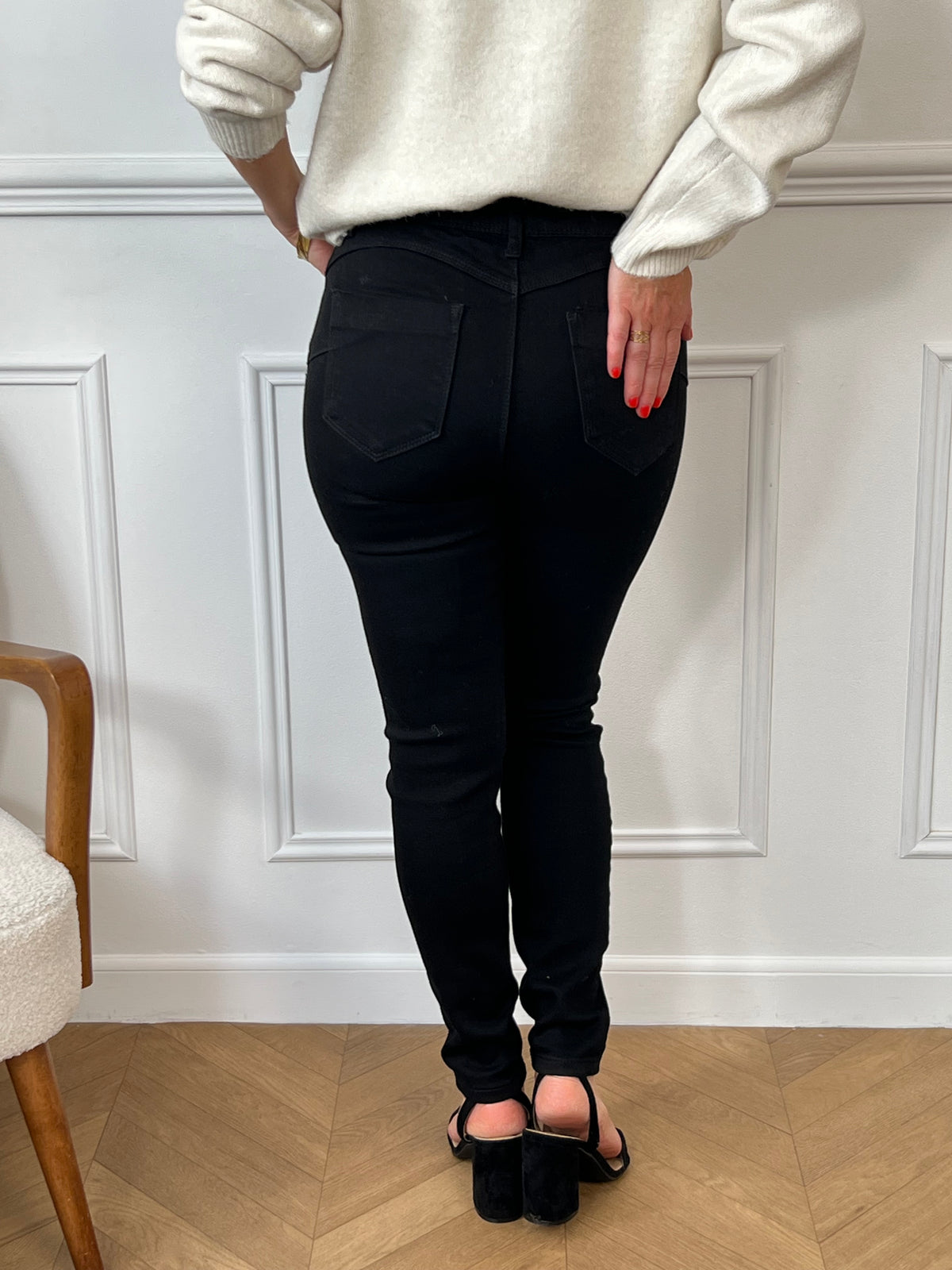 Black slim jeans: Erica