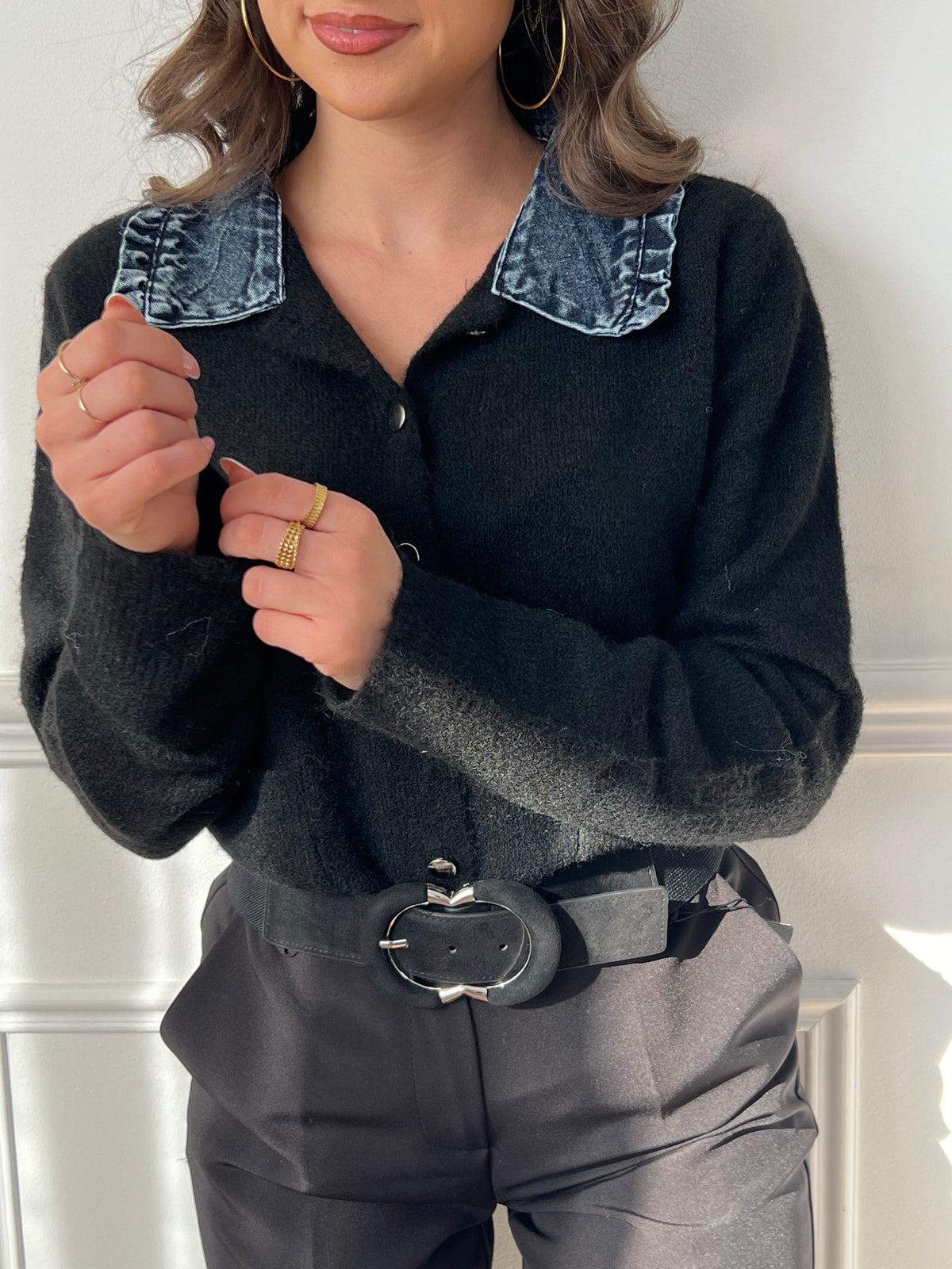 Découvrez notre gilet noir Alba au col chemise effet jean, parfait pour un look casual chic ! Avec ses manches longues et ses 2 poches pratiques, il vous accompagnera partout. Les boutons sur la longueur ajoutent une touche de style supplémentaire. Optez pour l'élégance et le confort avec ce gilet unique !