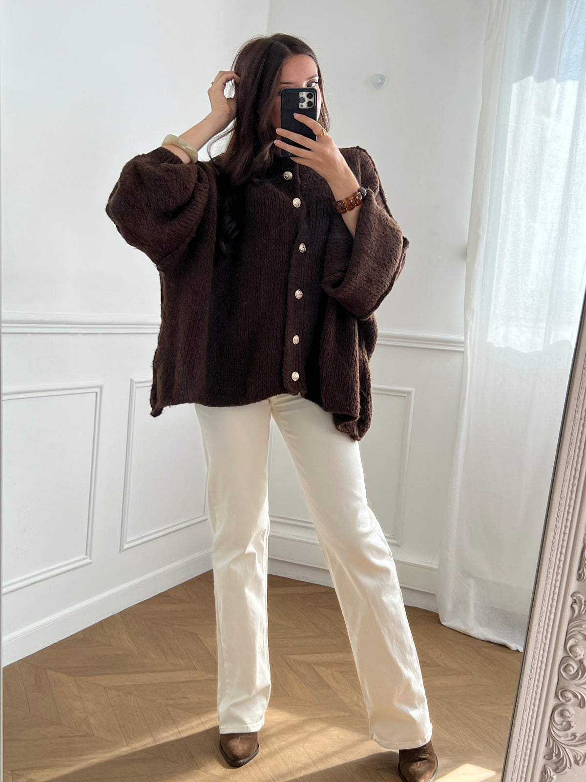 Ce jean écru Tall Lina, taille haute et extra long, est conçu pour sublimer votre silhouette. Il offre un confort optimal avec ses deux poches arrière, deux poches latérales et ses passants pour ceinture, parfait pour un style à la fois pratique et élégant.