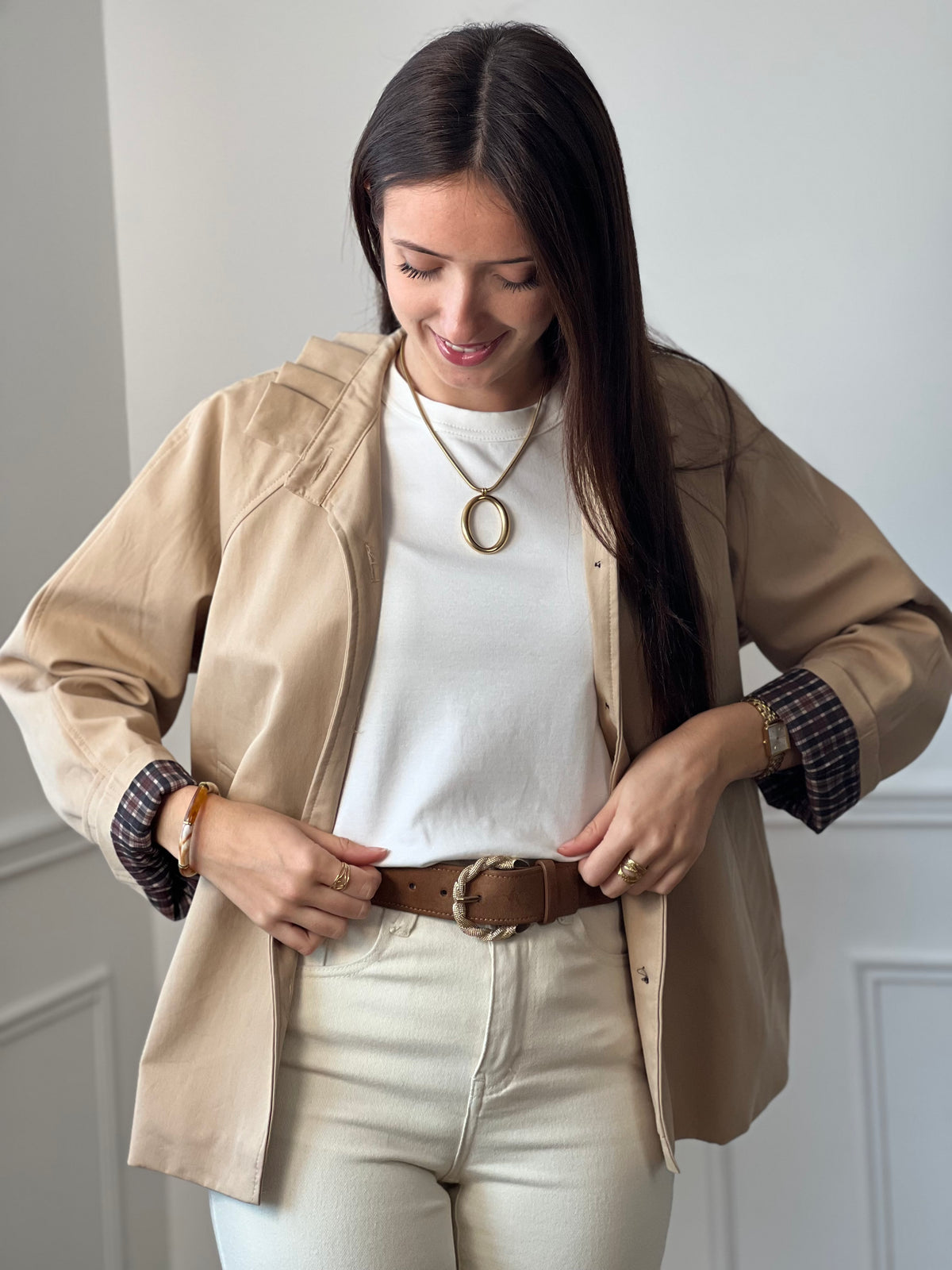 Un tee-shirt blanc intemporel, d'une simplicité élégante et polyvalente, idéal pour compléter n'importe quelle tenue avec style et décontraction. Sa couleur neutre s'harmonise parfaitement avec une variété de looks.