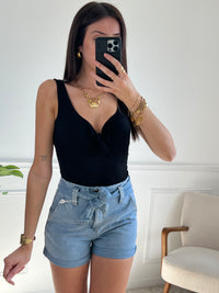 Ce Short en Jean Soline pour femme est parfait pour les journées ensoleillées. Avec sa ceinture amovible, vous pouvez créer différents looks. Pratique avec ses 2 poches et son zip, il possède également une poche factice et des ourlets sur le bas pour une touche de style. Disponible en bleu clair.