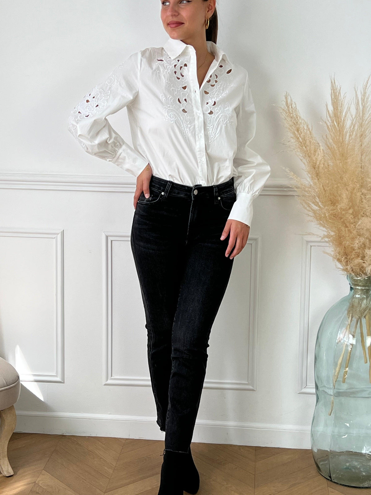 Jean noir femme  Jean taille haute Coupe slim Fermeture à zip avec un bouton 2 poches à l'avant et 2 poches à l'arrière Couleurs : noir Composition : 92% Coton, 5% Polyester, 3% Elasthanne Made in P.R.C