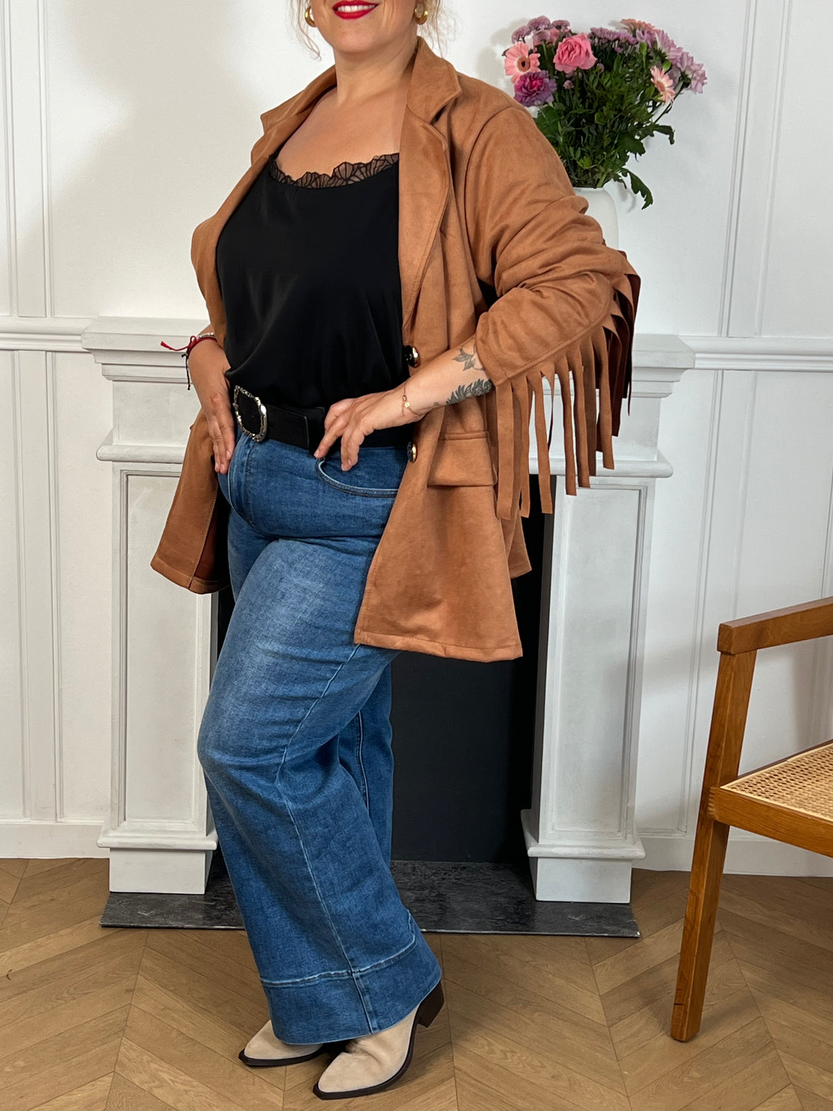 Cette veste camel en effet daim, ornée de franges au dos et aux manches, offre un style unique. Ses manches longues et ses poches latérales pratiques allient élégance et confort, idéale pour les grandes tailles.