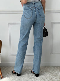 Découvrez le confort et l'élégance avec notre jean bleu pour femmes. Avec sa taille haute et sa coupe droite, il mettra en valeur votre silhouette. Pratique avec ses 2 poches latérales et 2 poches à l'arrière, il est aussi doté de passants pour ceinture. Son ourlet effiloché apporte une touche tendance.