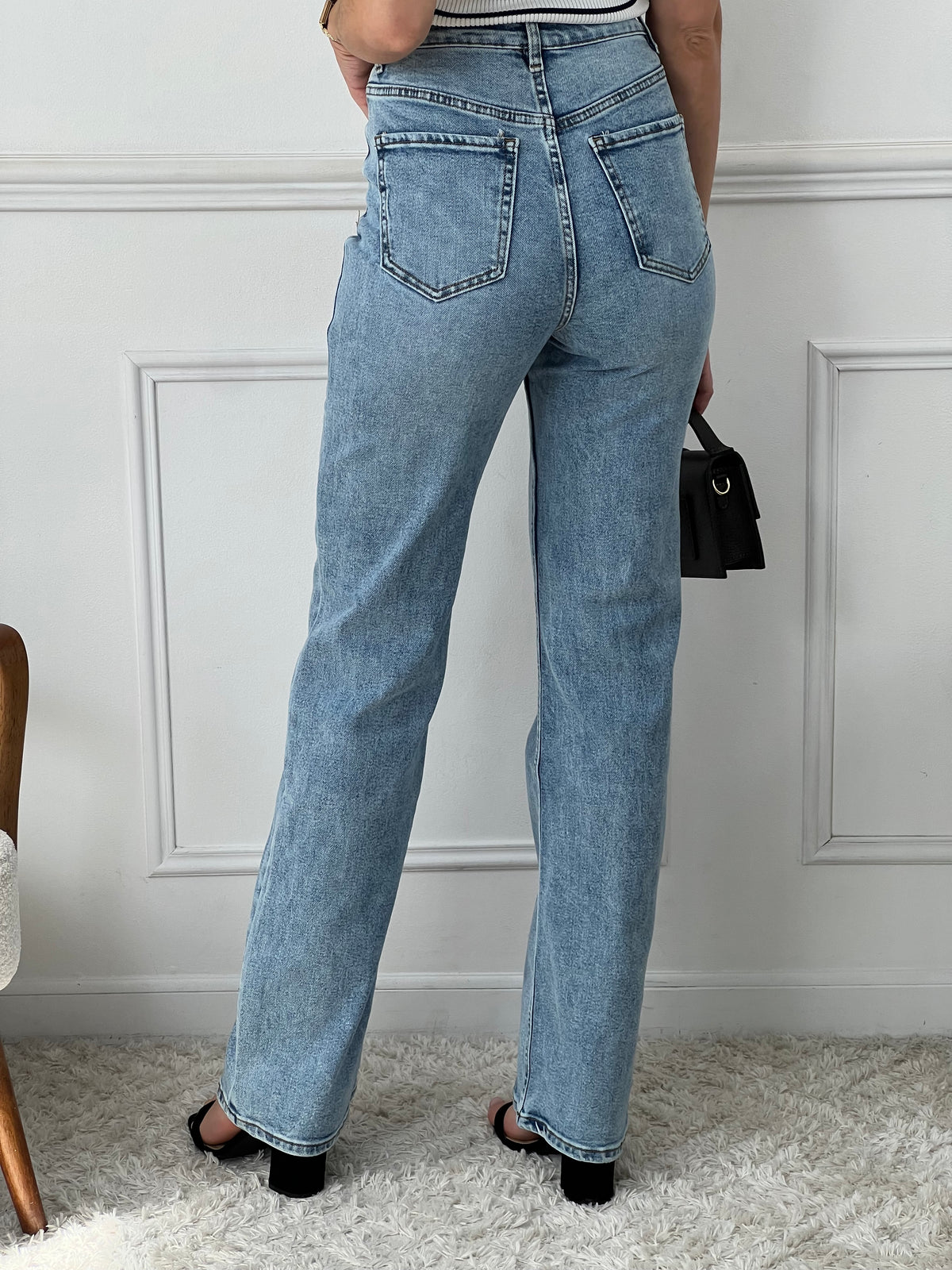 Découvrez le confort et l'élégance avec notre jean bleu pour femmes. Avec sa taille haute et sa coupe droite, il mettra en valeur votre silhouette. Pratique avec ses 2 poches latérales et 2 poches à l'arrière, il est aussi doté de passants pour ceinture. Son ourlet effiloché apporte une touche tendance.
