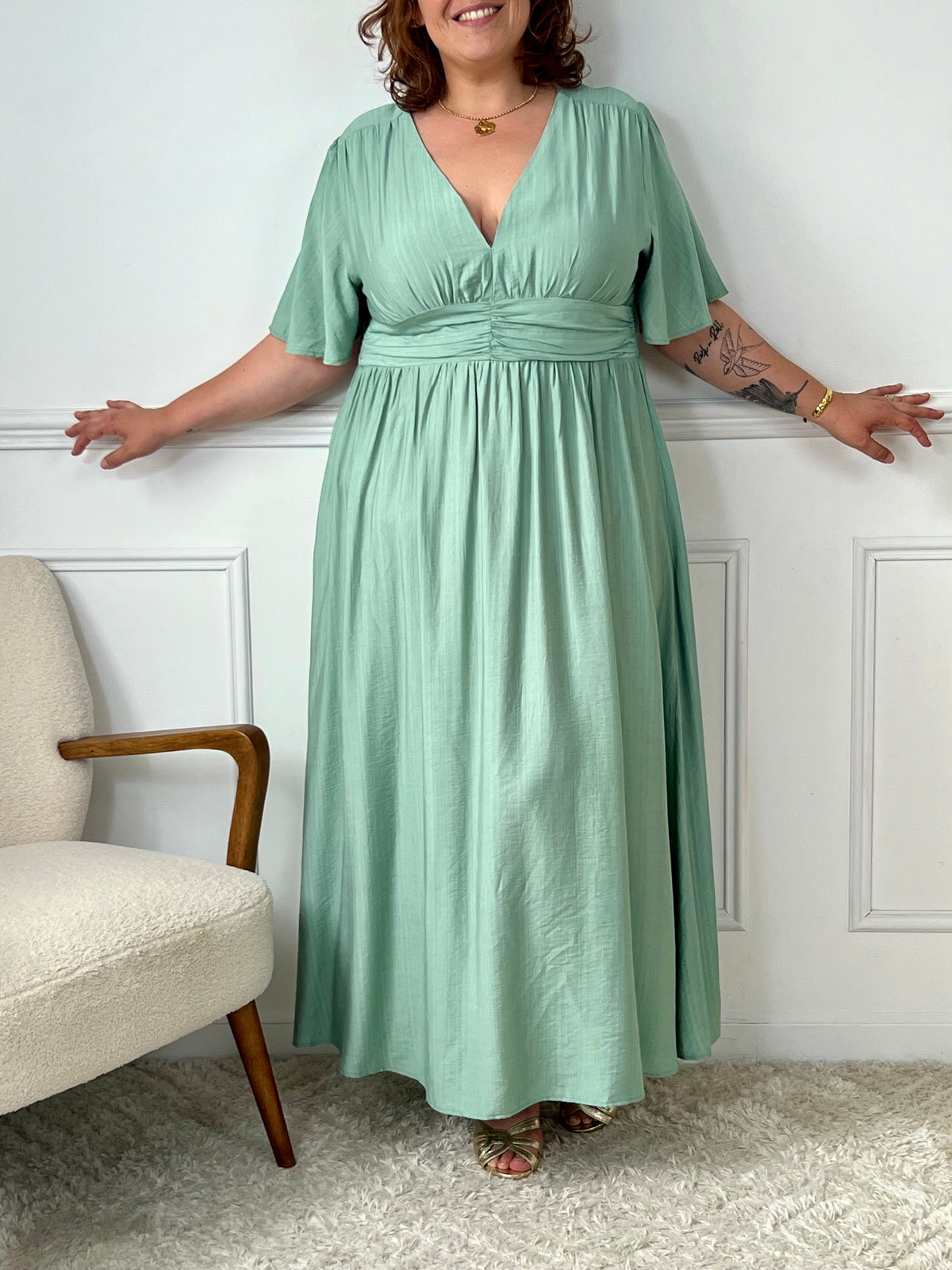 Robe longue vert d'eau grande taille femme – Élégante et confortable, cette robe à manches courtes et col V met en valeur la silhouette. Sa taille élastique au dos offre un ajustement parfait. Parfaite pour l’été, cette robe fluide en couleur vert d’eau est idéale pour allier style et confort en grande taille.