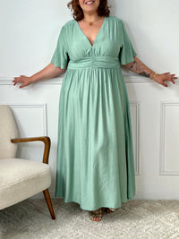 Robe longue vert d'eau grande taille femme – Élégante et confortable, cette robe à manches courtes et col V met en valeur la silhouette. Sa taille élastique au dos offre un ajustement parfait. Parfaite pour l’été, cette robe fluide en couleur vert d’eau est idéale pour allier style et confort en grande taille.