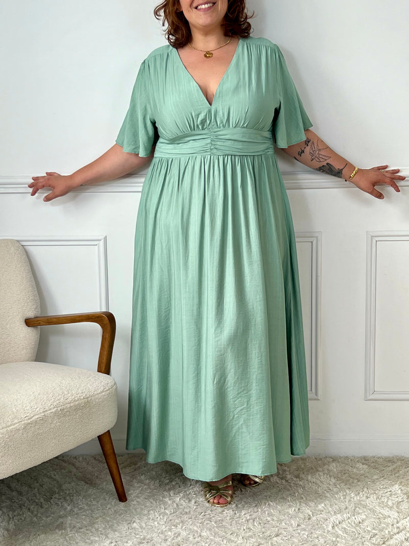 Robe longue vert d'eau grande taille femme – Élégante et confortable, cette robe à manches courtes et col V met en valeur la silhouette. Sa taille élastique au dos offre un ajustement parfait. Parfaite pour l’été, cette robe fluide en couleur vert d’eau est idéale pour allier style et confort en grande taille.