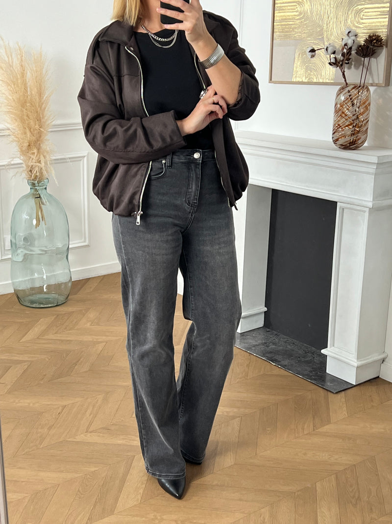 Ce jean gris wide leg Tall est spécialement conçu pour les femmes grandes, offrant une coupe élégante et confortable. Il dispose de deux poches à l'avant et à l'arrière pour ranger vos essentiels, ainsi qu'une fermeture éclair avec bouton pour un ajustement facile.&nbsp;