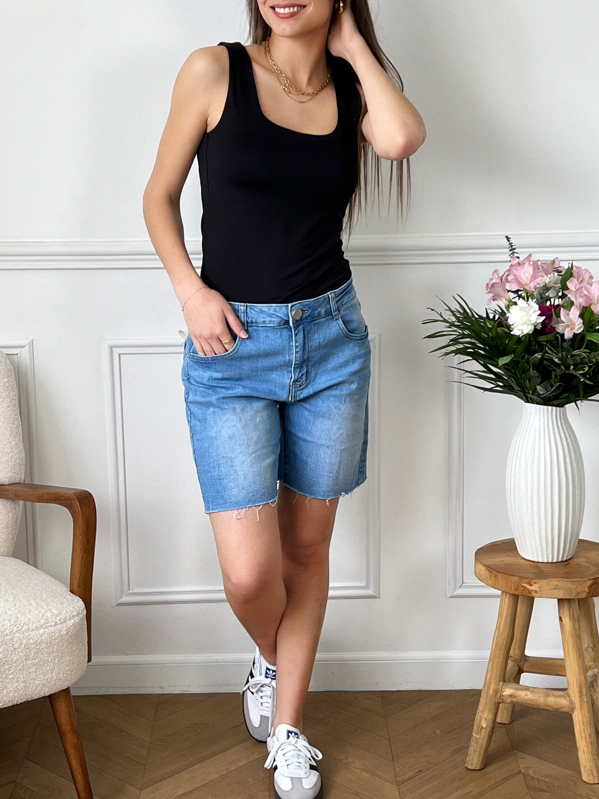 Ce short en jean bleu Zoyia est un indispensable pour toutes les occasions. Sa grande taille offre un confort optimal sans compromis sur le style. Ajoutez-le à votre garde-robe pour un look basique et tendance à la fois!