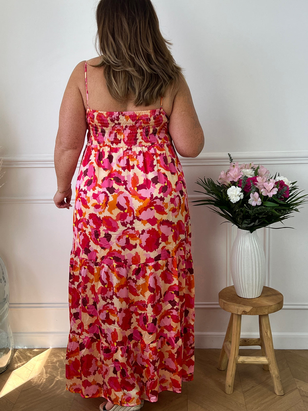 Cette robe longue colorée Curve : Benita est un must-have pour les journées d'été ! Avec ses bretelles réglables et sa taille élastique, elle offre un confort optimal et flatte votre silhouette. Doublée jusqu'à la mi-longueur, elle vous gardera au frais et élégante. Ajoutez de la couleur à votre garde-robe !
