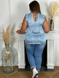 La blouse au col en V, ornée de détails de petits cœurs bleus, évoque une féminité charmante et délicate. Son encolure flatteuse met en valeur le décolleté, tandis que les motifs en forme de cœur ajoutent une touche romantique. Une pièce légère et élégante qui incarne à la perfection le style décontracté chic.