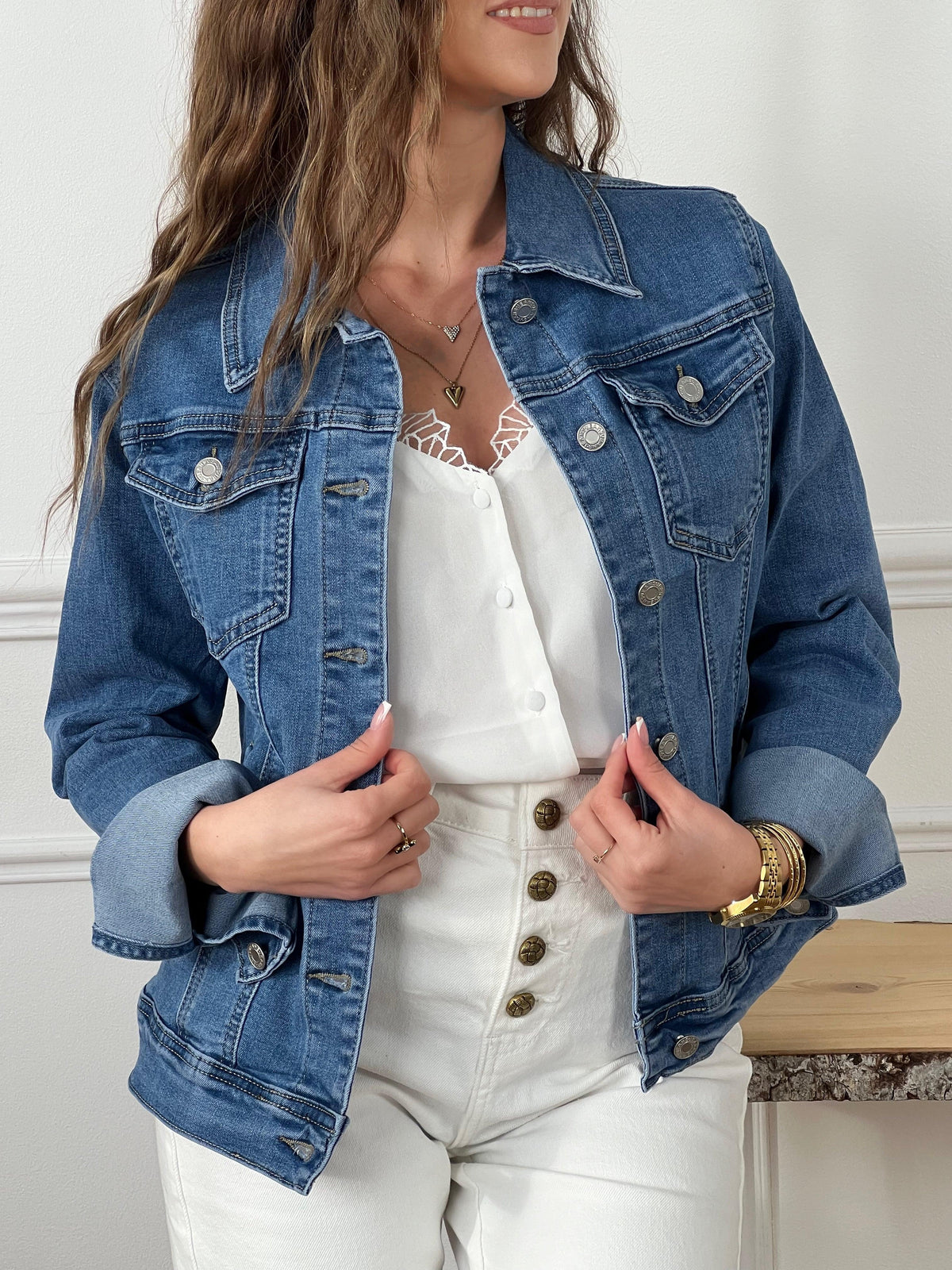 La veste en jean grande taille est une pièce incontournable de la garde-robe féminine. Elle est élégante, confortable et flatteuse pour toutes les silhouettes. Quelle que soit la façon dont vous la portez, la veste en jean grande taille est sûre de vous faire vous sentir belle et confiante.
