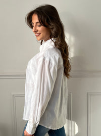 La chemise ÉNOLA est une pièce incontournable pour une tenue décontractée et élégante. Avec son coloris écrue et son col chemise, elle offre un style intemporel et polyvalent. Ses manches longues et ses boutons sur la longueur et aux manches apportent une touche de sophistication supplémentaire. Parfait pour toutes les occasions, cette chemise est un must-have pour être à la fois chic et confortable.