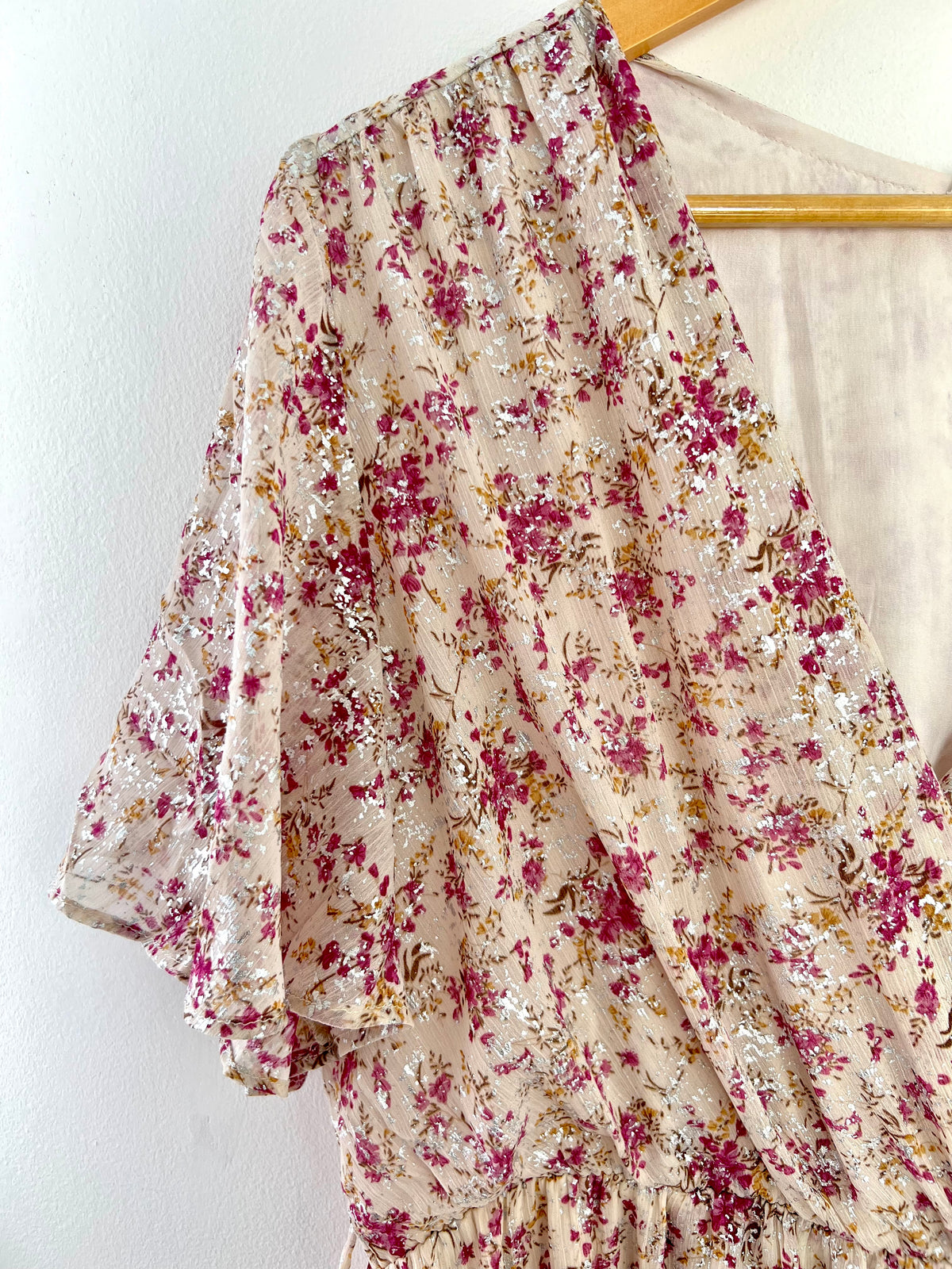 Profitez d'un look élégant et féminin avec la robe longue dorée Atea. Avec ses motifs floraux, elle apportera une touche de romantisme à votre tenue. Parfaite pour toutes occasions, cette robe mettra en valeur votre silhouette et vous fera briller de mille feux.