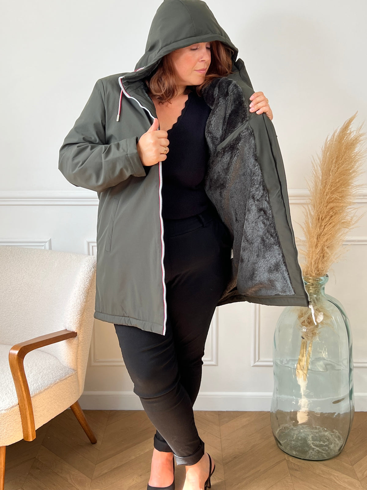 Ce manteau kaki combine style et chaleur avec élégance. Son intérieur fourré offre un confort douillet tout en vous protégeant du froid. Sa teinte kaki intemporelle et tendance en fait une pièce polyvalente, facile à assortir à toutes vos tenues d’hiver.