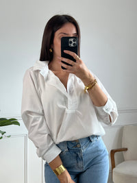 Élégante et intemporelle, cette blouse écrue séduit par son col volanté délicat. Légère et raffinée, elle apporte une touche de romantisme à toutes vos tenues.