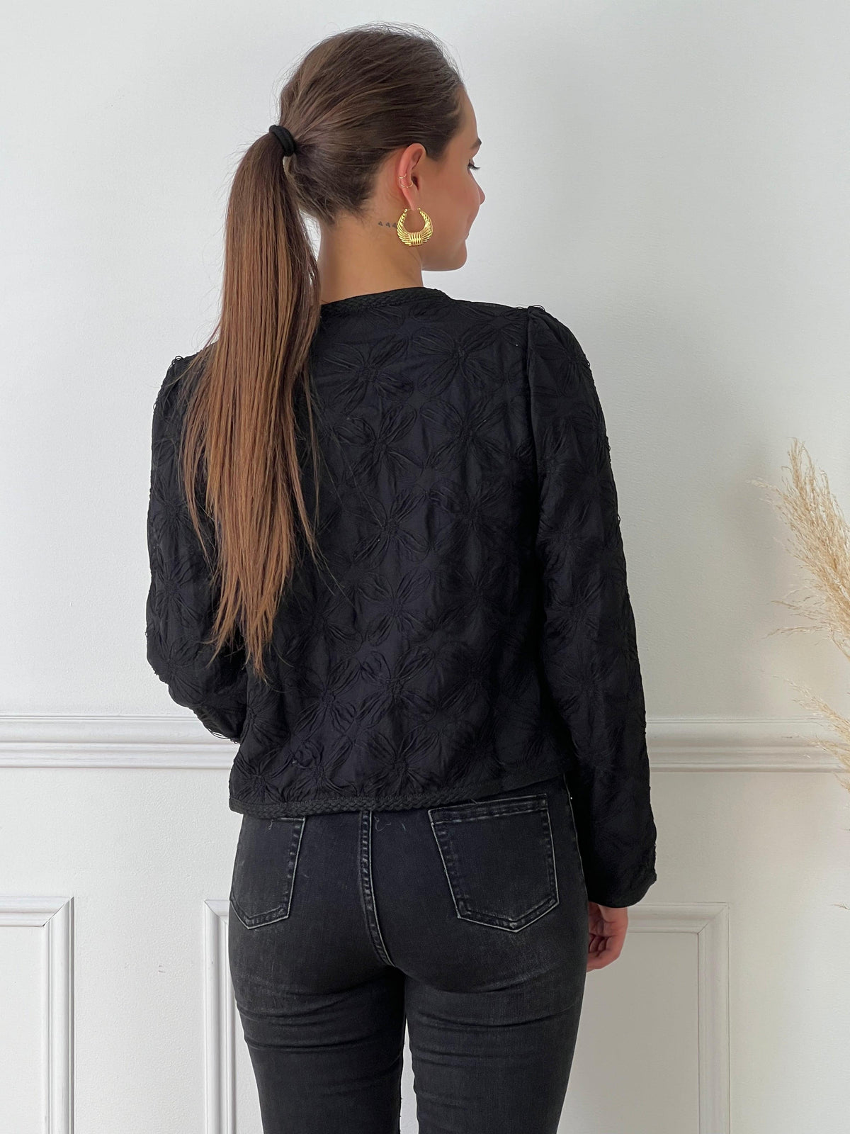 Chemise noire avec boutons dorés femme Chemise courte Col rond Manches longues Boutonnée sur le devant Détail tressé aux manches et le long des boutons Détails en relief fils noirs 2 poches sur la poitrine Doublée Couleur : noir Composition : 100% Polyester, Doublure : 100% Polyester Made in P.R.C