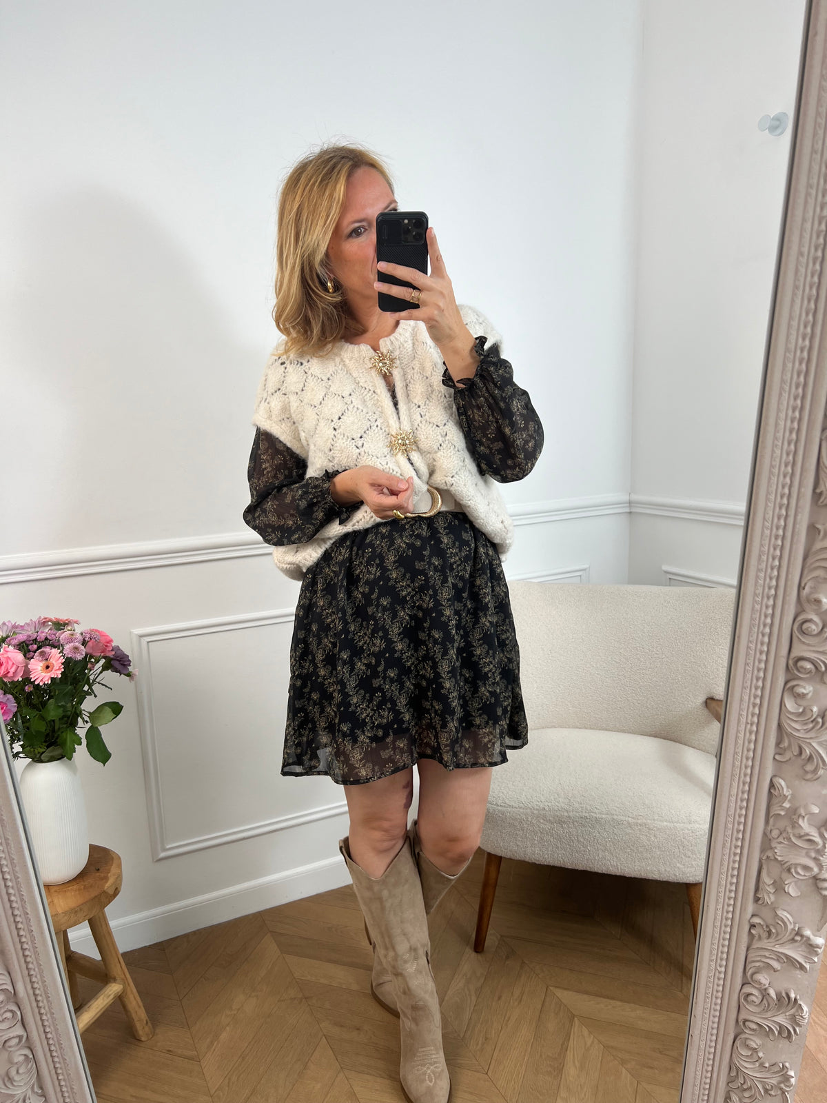 La robe courte Timy offre confort et élégance avec ses manches longues, son col cache-cœur et sa ceinture amovible. Ses motifs floraux en noir et beige donnent une touche élégante et féminine à cette pièce facile à porter au quotidien ou pour des occasions spéciales.