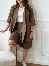 Ce bermuda taupe Delfine allie confort et praticité avec sa taille élastique au dos et ses passants pour ceinture. Il dispose de deux poches latérales et d’une poche arrière, offrant un espace de rangement fonctionnel. Sa fermeture éclair et son bouton à l’avant assurent un maintien sûr tout au long de la journée.