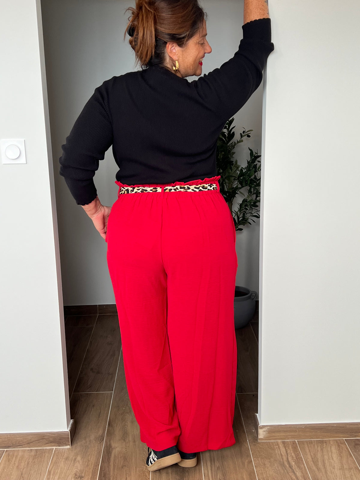 Le pantalon fluide rouge Alanis est un incontournable pour votre garde-robe. Avec une taille haute confortable et élastique au dos, ce pantalon large vous assure un ajustement parfait. La ceinture amovible ajoute une touche de peps à votre tenue.