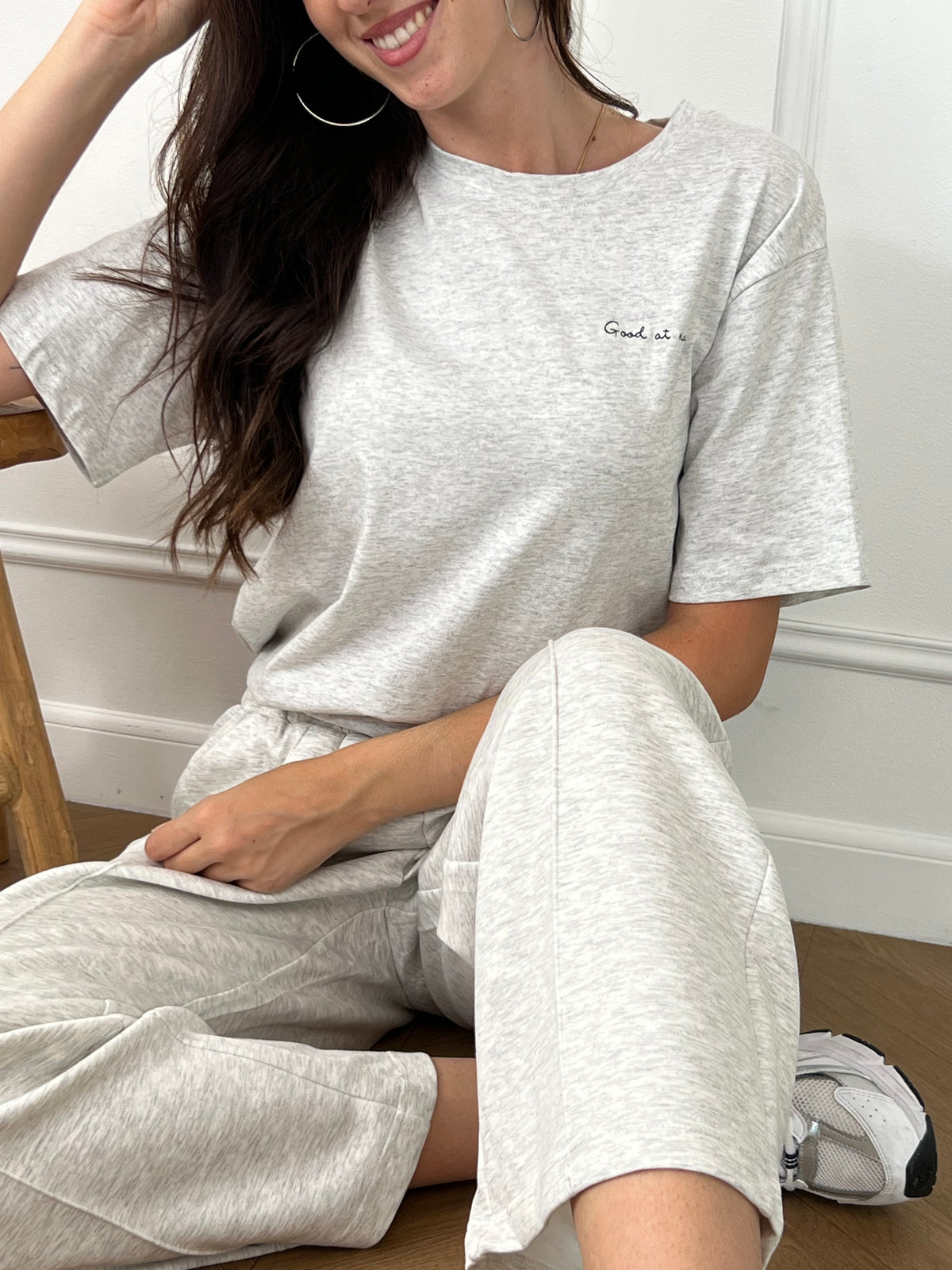 Le tee-shirt gris Deana offre un confort optimal grâce à sa matière épaisse, parfaite pour un usage quotidien. Ses manches courtes et son col rond assurent une coupe classique et agréable à porter, idéale pour accompagner toutes vos tenues avec simplicité et style.