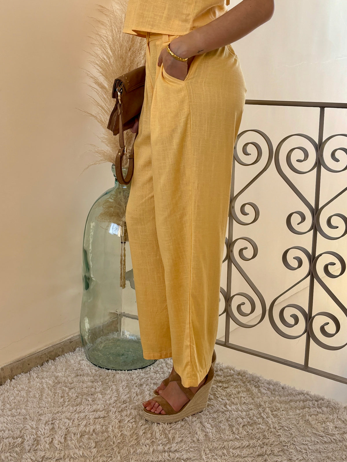 Découvrez le pantalon jaune Giani, alliant élégance et confort. Sa coupe droite et fluide offre une silhouette harmonieuse, tandis que l’élastique au dos garantit un ajustement parfait toute la journée.&nbsp;
